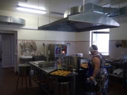 Пищеблок оснащен современным электрооборудованием (электроплитами, холодильным оборудованием, электрокипятильником, водоочистительной системой и другим необходимым оборудованием)